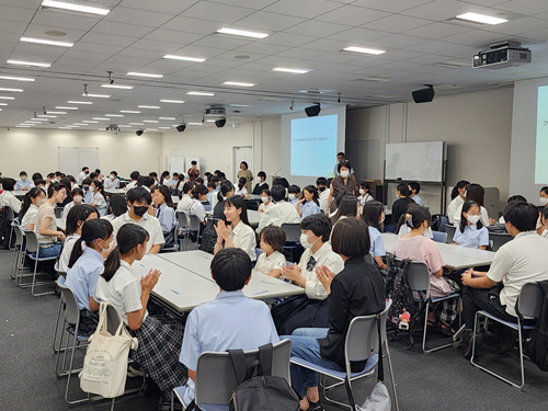 （異なる学校や異学年で学びあう風景）