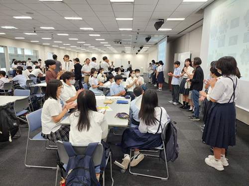 （グループで話し合ったことを発表する児童生徒）