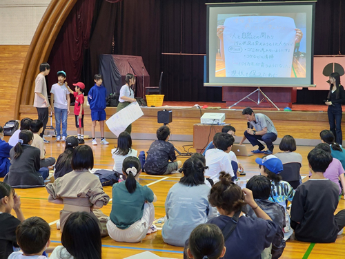 （学びの共有風景）